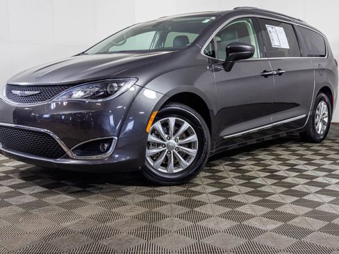 Used 2018 Chrysler Pacifica Touring-L image 2