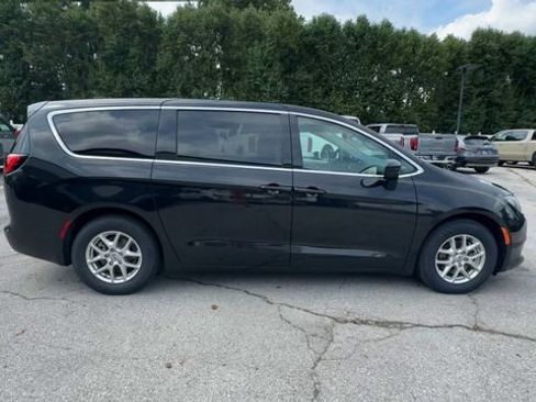 Used 2023 Chrysler Voyager LX FWD image 9