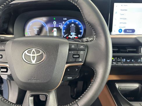 Used 2025 Toyota Crown Signia image 24