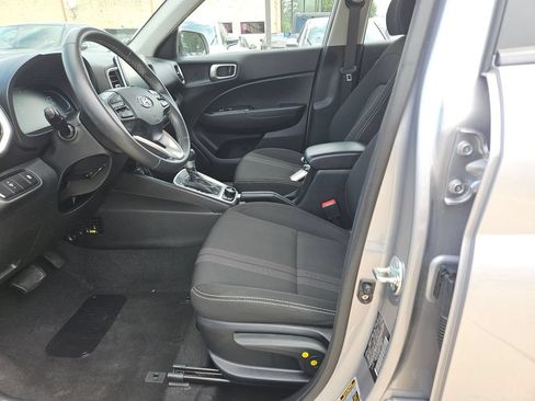 Used 2025 Hyundai Venue SEL FWD image 14