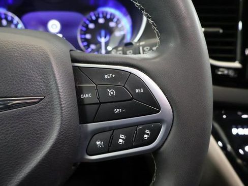Used 2023 Chrysler Pacifica Touring-L FWD image 18