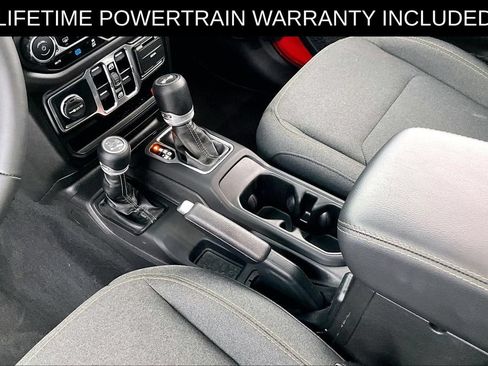 Used 2025 Jeep Wrangler Unlimited Sahara AWD/4WD image 16