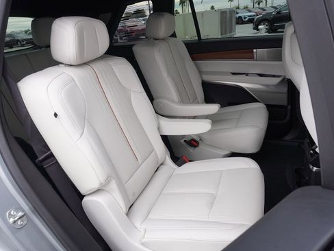 Certified 2026 Cadillac Vistiq Luxury image 9