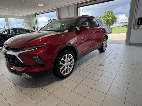 Used 2024 Chevrolet Blazer LT FWD image 1