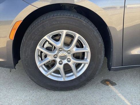 Certified 2023 Chrysler Pacifica Touring-L FWD image 53