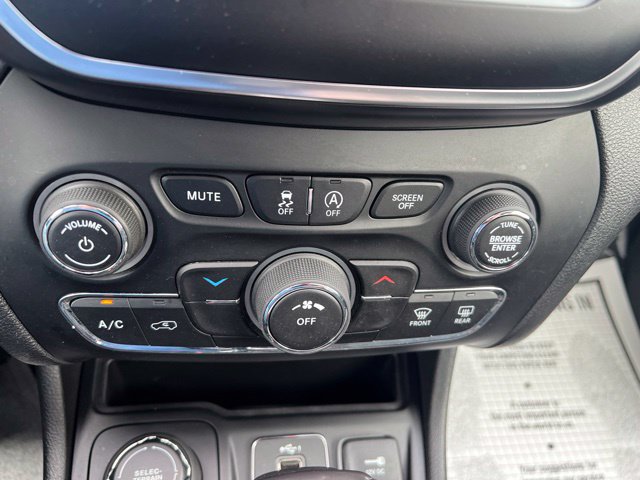 Used 2019 Jeep Cherokee Latitude w/ Cold Weather Group AWD/4WD image 26