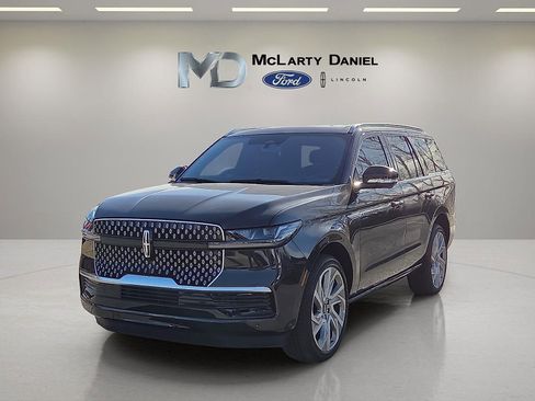 Used 2025 Lincoln Navigator Reserve image 2
