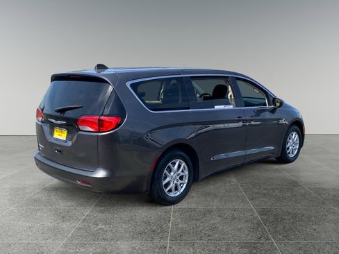 Used 2022 Chrysler Voyager LX FWD image 5