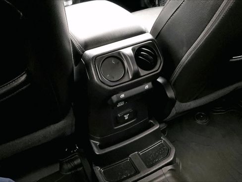 Used 2019 Jeep Wrangler Unlimited Sahara image 38