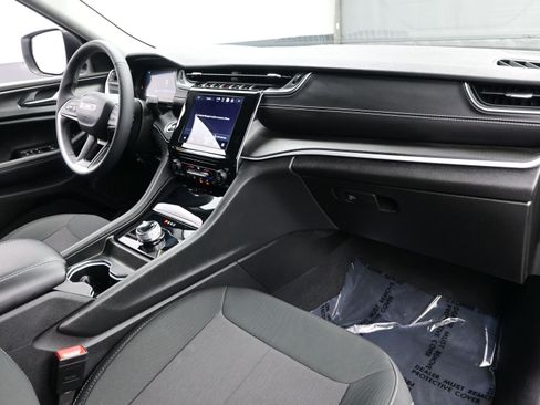 Used 2024 Jeep Grand Cherokee Laredo X image 16