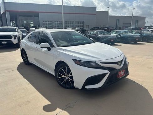 Certified 2021 Toyota Camry SE FWD image 1