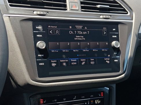 Used 2024 Volkswagen Tiguan SE AWD/4WD image 28