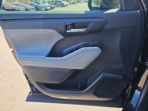Used 2022 Toyota Highlander XLE image 32