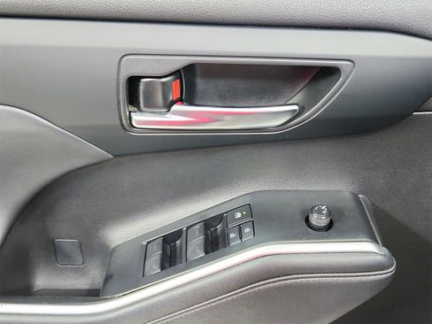 Used 2022 Toyota Highlander XLE image 29