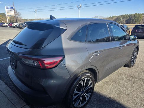 Used 2022 Ford Escape SE w/ SE Sport Appearance Package image 5