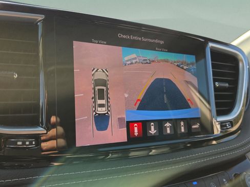 Used 2022 Chrysler Pacifica Limited w/ Uconnect Theater Family Group image 18