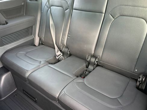 Used 2023 Land Rover Defender 130 SE image 33