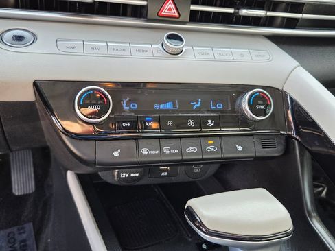 Used 2024 Hyundai Elantra Limited FWD image 21