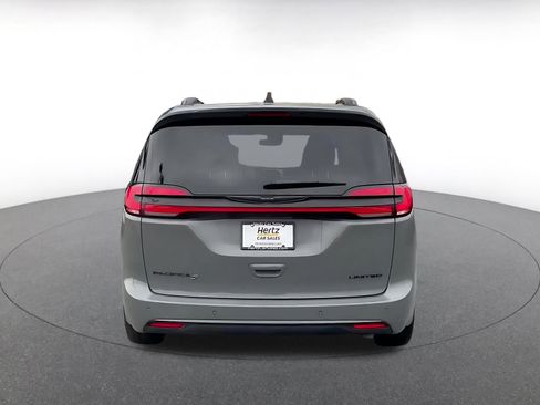 Used 2025 Chrysler Pacifica Limited image 12