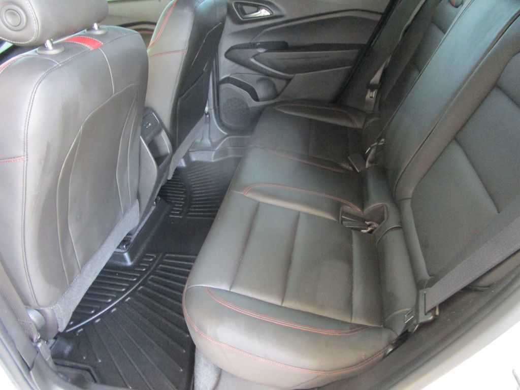 Used 2025 Chevrolet Trax RS w/ Sunroof Package FWD image 16