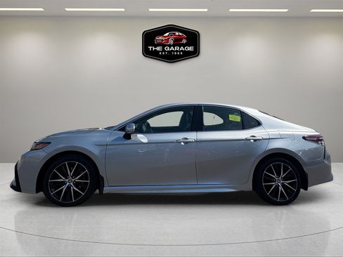 Used 2022 Toyota Camry SE w/ Cold Weather Package image 4