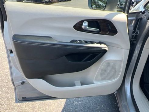 Used 2021 Chrysler Pacifica Limited AWD/4WD image 26
