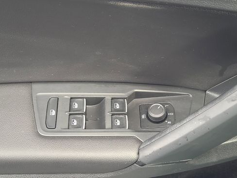 Used 2019 Volkswagen Tiguan SE image 25