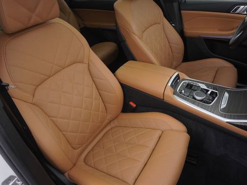 Used 2024 BMW X7 xDrive40i w/ M Sport Package image 24