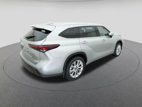 New 2025 Toyota Highlander Limited image 9