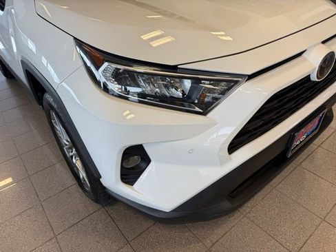 Used 2020 Toyota RAV4 XLE Premium image 8