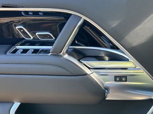 New 2025 Land Rover Range Rover Long Wheelbase SE image 23