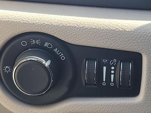 Used 2022 Chrysler Voyager LX FWD image 17