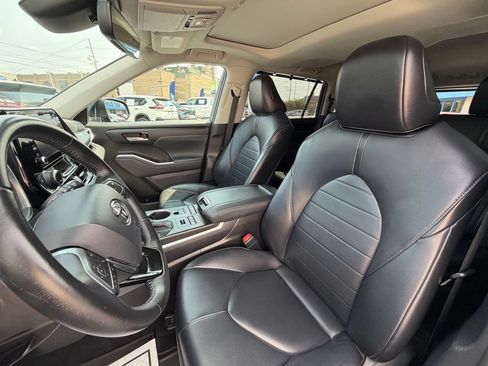 Used 2020 Toyota Highlander XLE AWD/4WD image 14