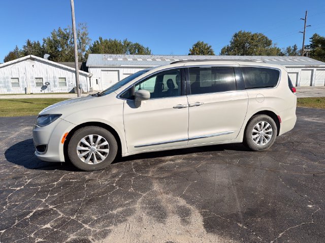 Used 2017 Chrysler Pacifica Touring-L FWD image 3