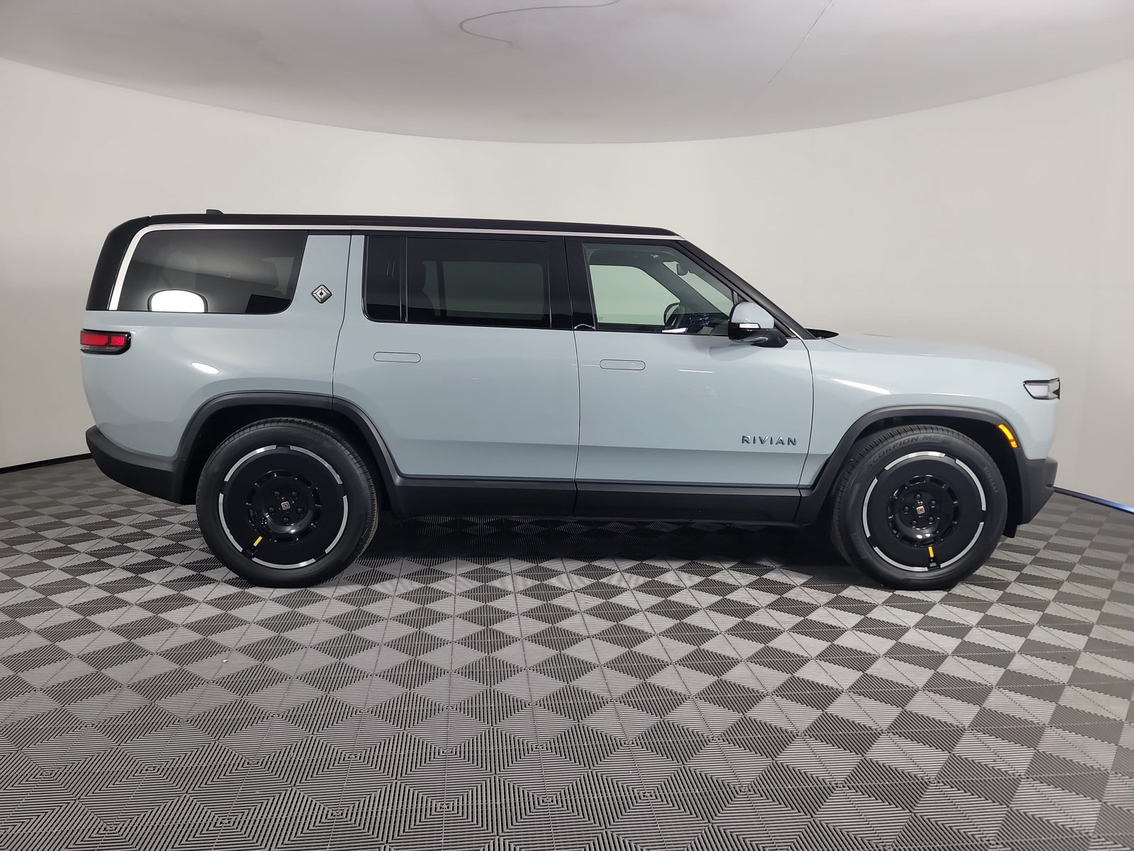 Used 2025 Rivian R1S Adventure Dual AWD/4WD image 6