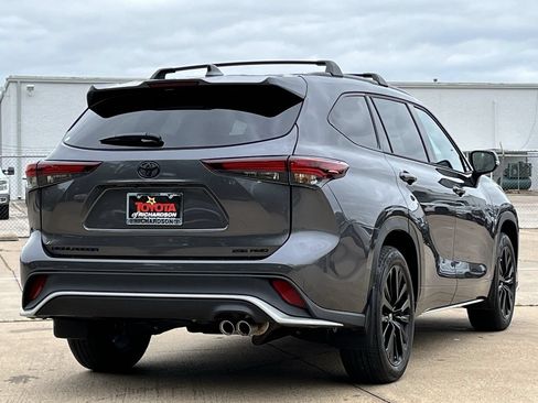 Used 2025 Toyota Highlander XSE AWD/4WD image 4