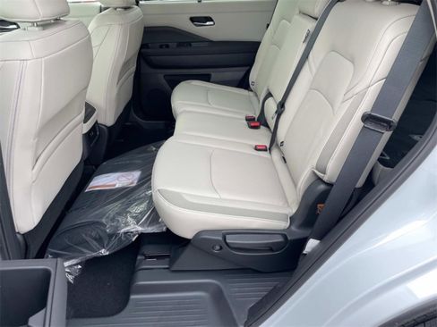 New 2025 Nissan Pathfinder SL image 11