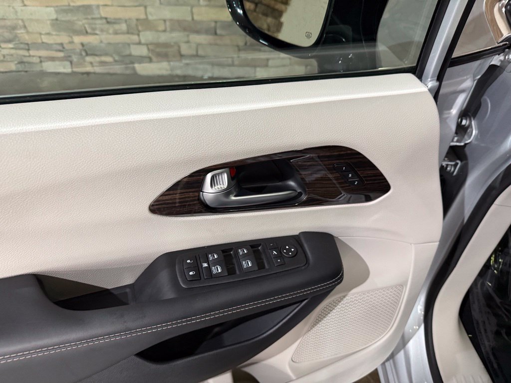 Used 2024 Chrysler Pacifica Limited AWD/4WD image 12