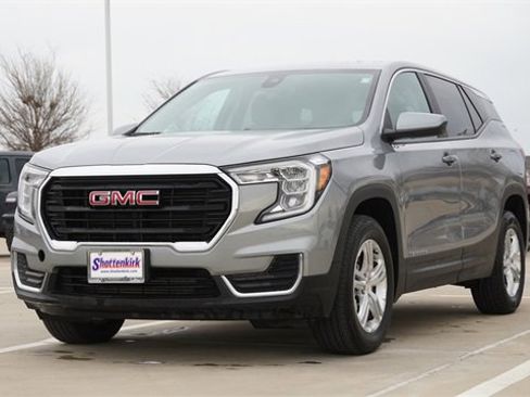 Used 2024 GMC Terrain SLE image 3