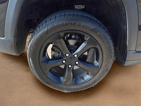 Used 2023 Jeep Grand Cherokee Altitude image 11