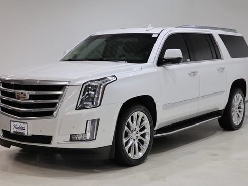 Used 2019 Cadillac Escalade ESV Luxury AWD/4WD image 3