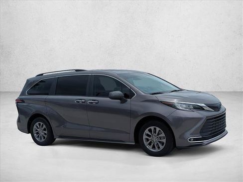 Used 2022 Toyota Sienna XLE FWD image 3