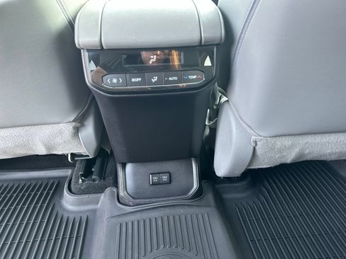 Used 2021 Toyota Highlander XLE AWD/4WD image 21