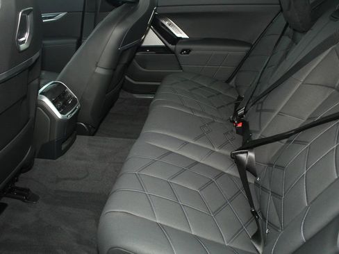 Used 2025 BMW i7 xDrive60 AWD/4WD image 23