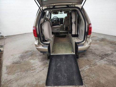 Used 2006 Chrysler Town & Country Limited w/ Trailer Tow Prep Group FWD image 23