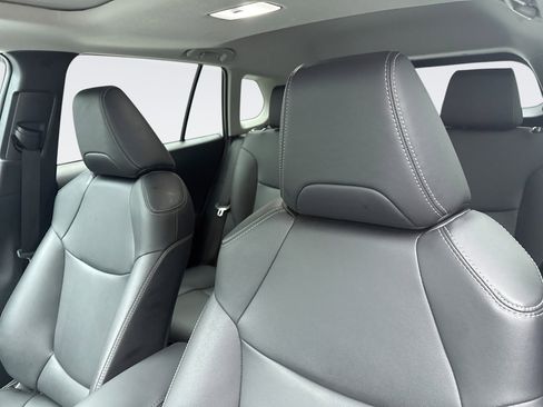 Used 2024 Toyota Corolla Cross XLE w/ Convenience Package image 9