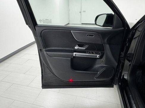 Used 2022 Mercedes-Benz GLB 250 GLB 250 w/ Premium Package Lite image 9