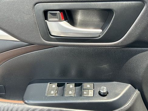 Used 2014 Toyota Highlander XLE FWD image 19