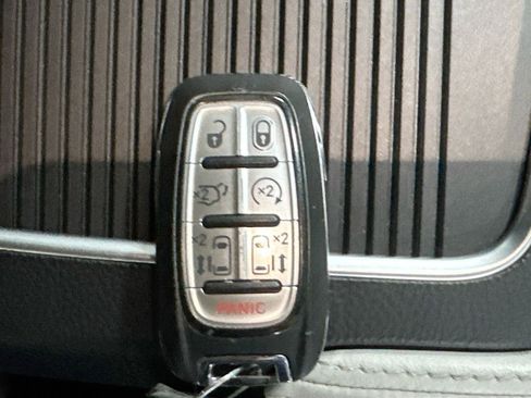 Used 2023 Chrysler Pacifica Limited image 29