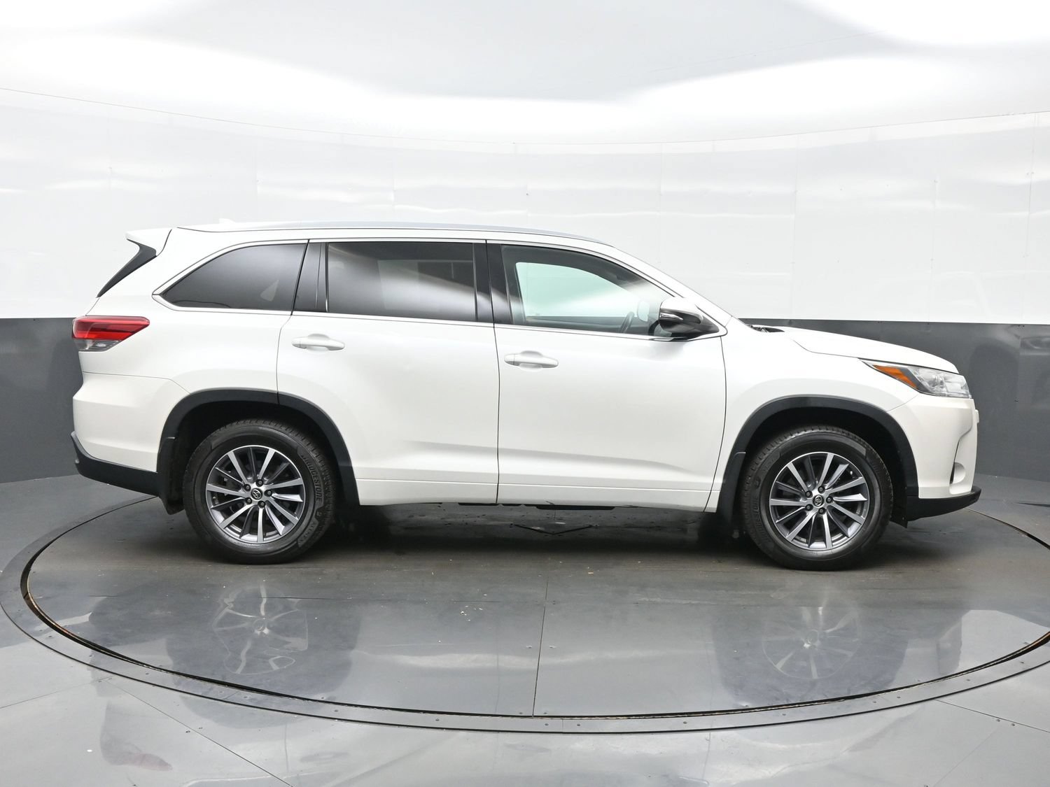 Used 2017 Toyota Highlander XLE AWD/4WD image 7